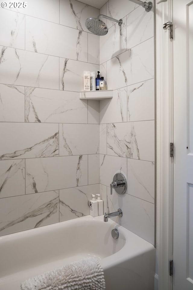 bathroom with tiled shower / bath