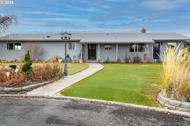 single story home featuring a front yard