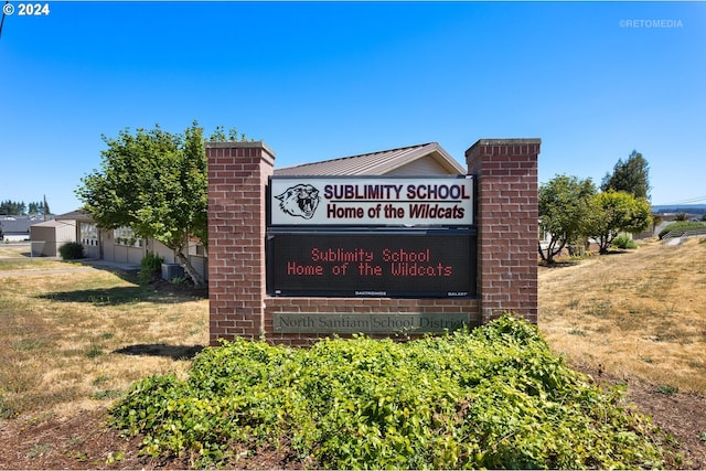 community sign featuring a yard