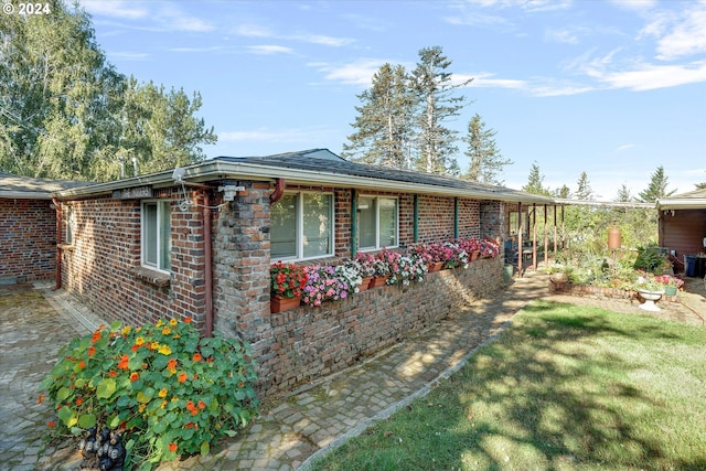 view of front facade featuring a front lawn