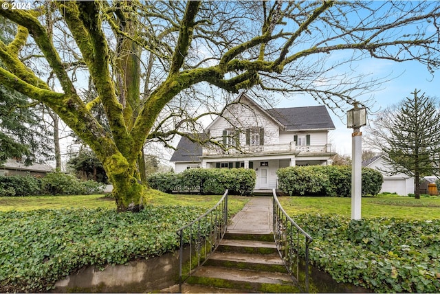 view of front facade featuring a front lawn