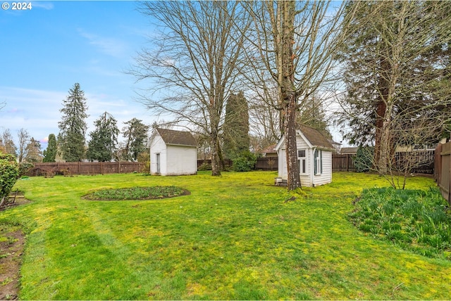 view of yard featuring a shed