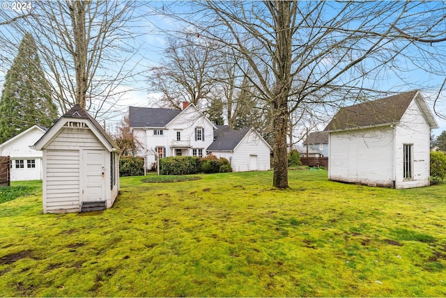 view of yard featuring a storage unit