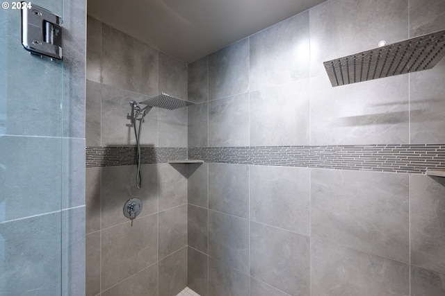 bathroom featuring tiled shower