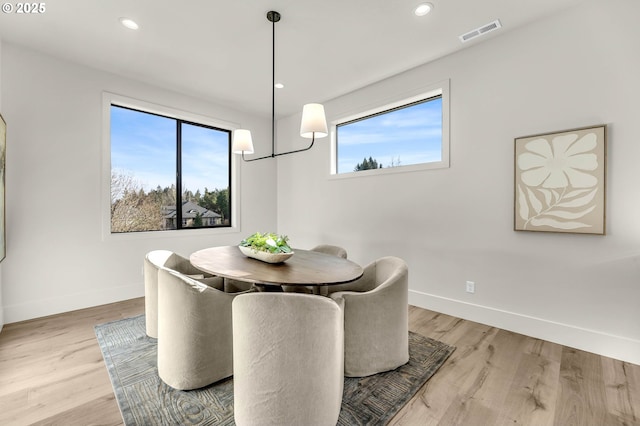 dining room with light wood-style floors, recessed lighting, visible vents, and baseboards