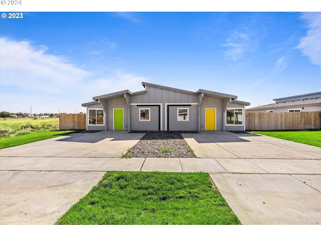 view of front of property featuring a front lawn