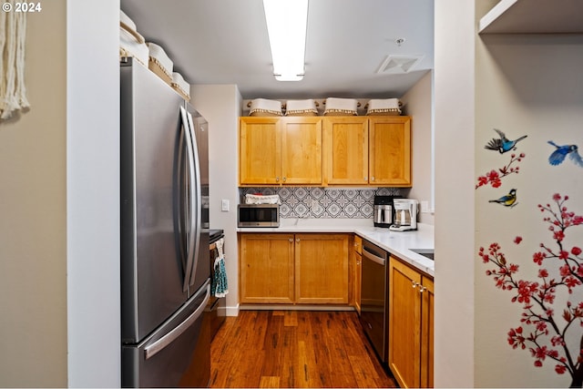 kitchen with stainless steel appliances, dark hardwood / wood-style flooring, and backsplash