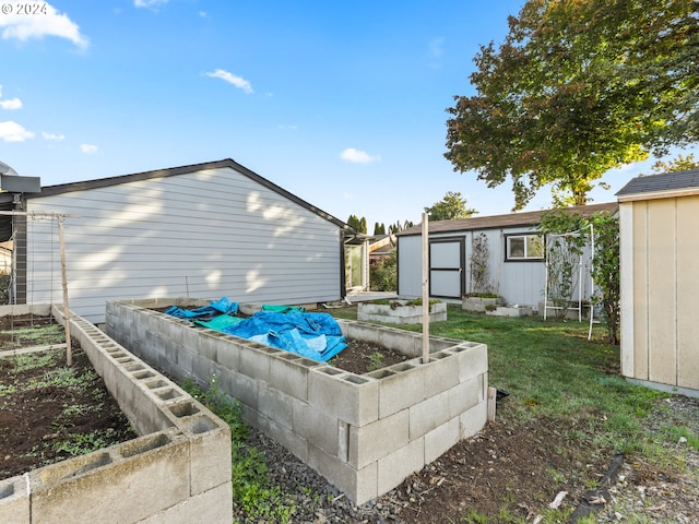 view of yard with an outbuilding