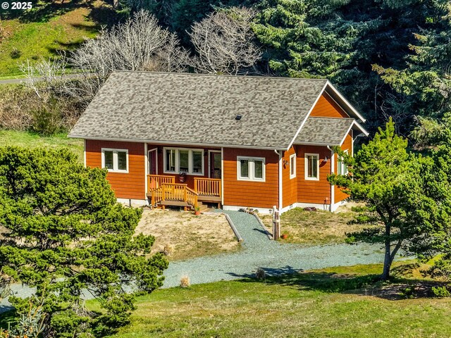 view of front of property featuring gravel driveway