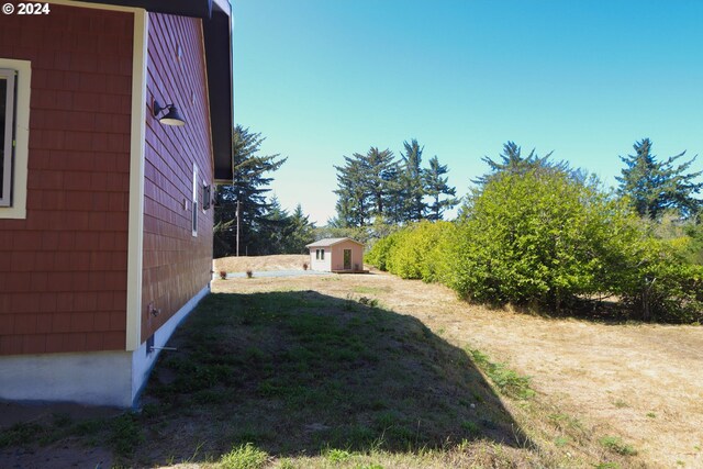 view of yard featuring a storage unit