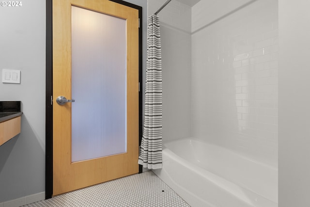 bathroom featuring shower / tub combo