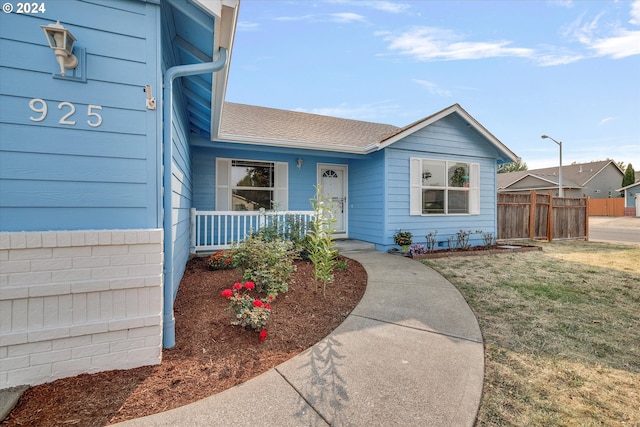 view of front of property featuring a front yard and a porch