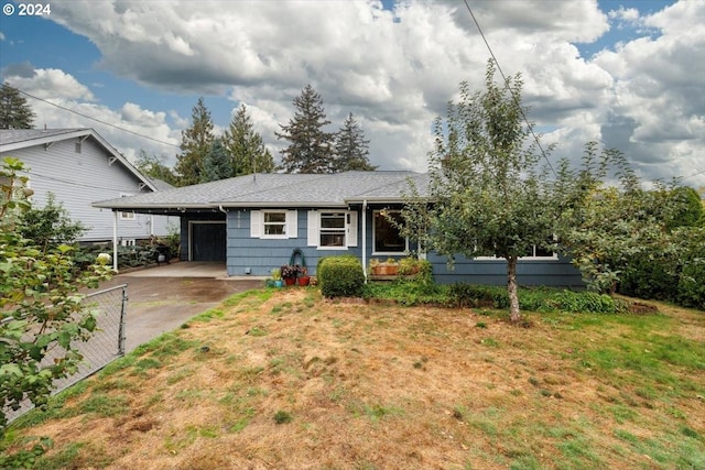 view of front of home with a carport and a front yard