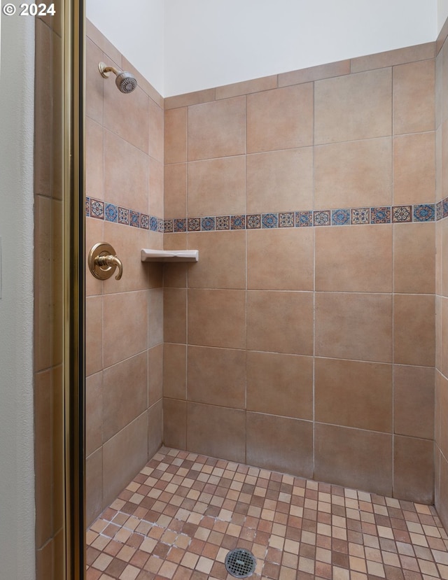 bathroom featuring tiled shower