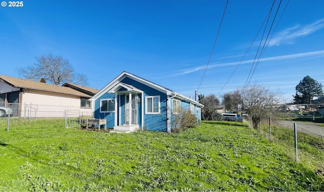 view of front of property featuring a front yard