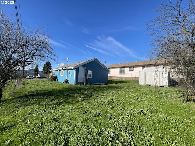 view of yard featuring a shed