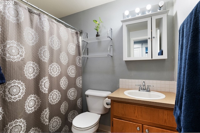 full bath featuring backsplash, a shower with curtain, toilet, and vanity