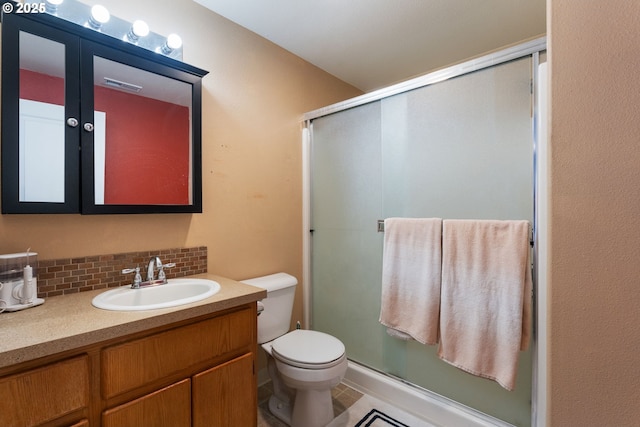 full bath featuring visible vents, a shower stall, toilet, and decorative backsplash