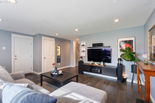 living area featuring recessed lighting, wood finished floors, and baseboards