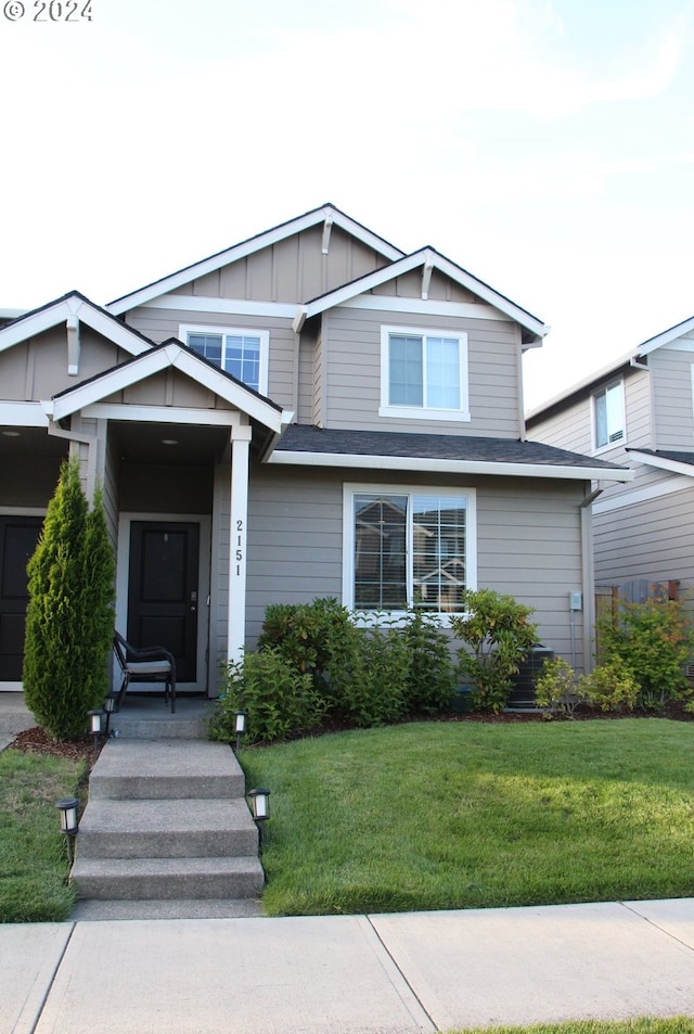 craftsman-style house featuring a front yard