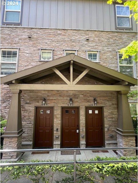 property entrance featuring a porch