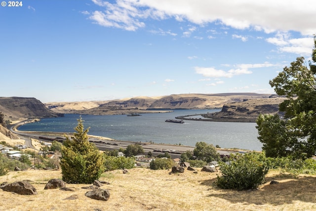 water view featuring a mountain view