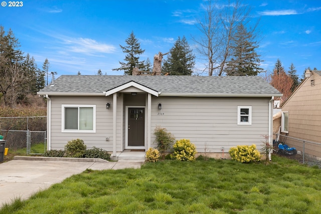 view of front of property featuring a front lawn