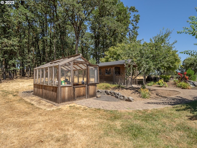 view of yard with an outbuilding