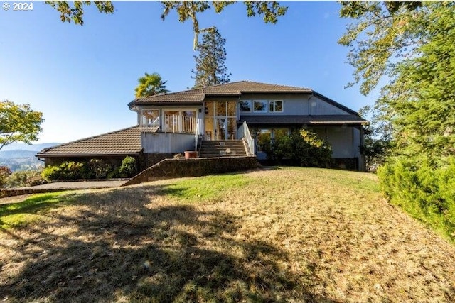 view of front of home featuring a front yard