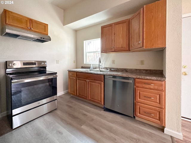 spare room featuring a wall unit AC, ceiling fan, and dark hardwood / wood-style floors