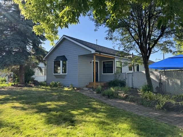 single story home with a front yard