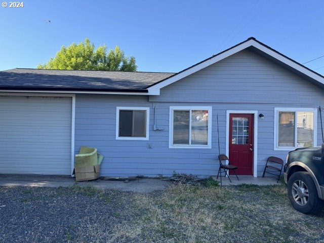 view of front of home with a garage and a front lawn