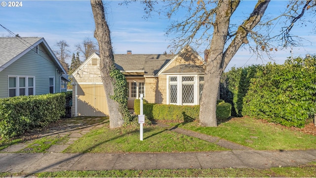 1175 Hines St SE, Salem, OR 97302 - view of front of property featuring a chimney, roof with shingles, and a front yard