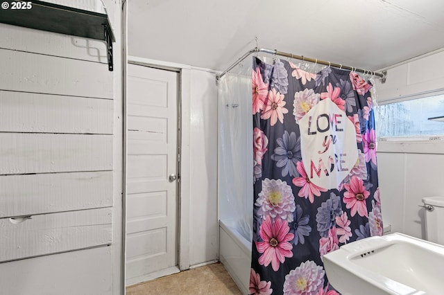 bathroom with shower / tub combo with curtain