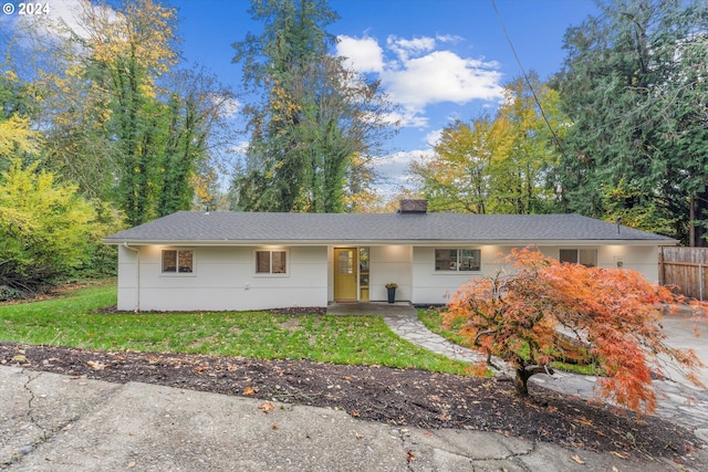 single story home featuring a front lawn