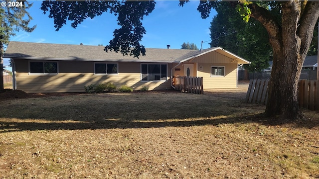 view of front facade featuring fence and a front lawn