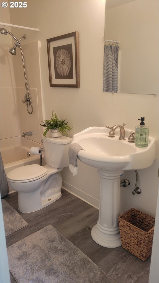 full bath featuring toilet, shower / bathtub combination with curtain, baseboards, and wood finished floors