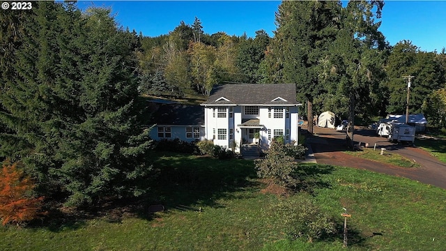 view of front of property featuring a front yard