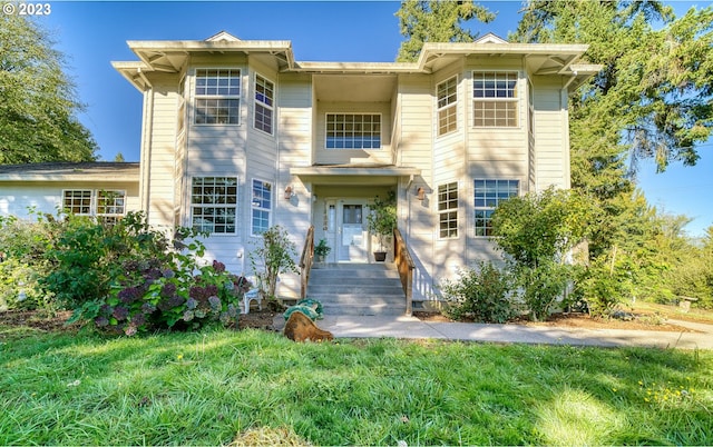 view of front of property featuring a front lawn