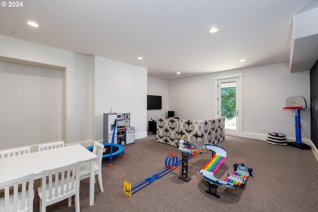 recreation room with carpet flooring