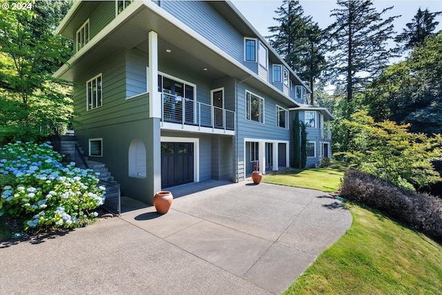 view of front of property featuring a patio and a front lawn