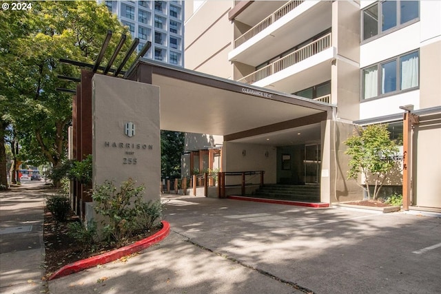 property entrance with a balcony