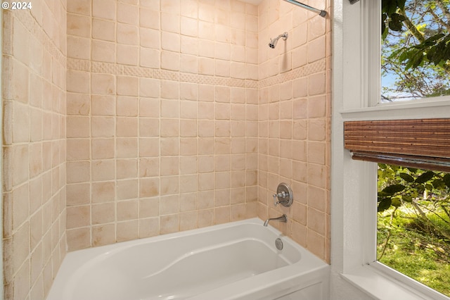 bathroom with tiled shower / bath combo