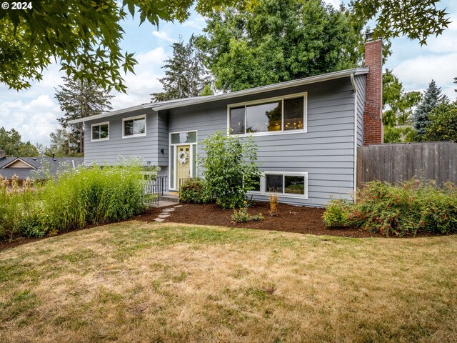 split foyer home with a front yard