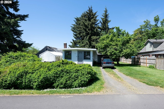 view of front facade with a front yard