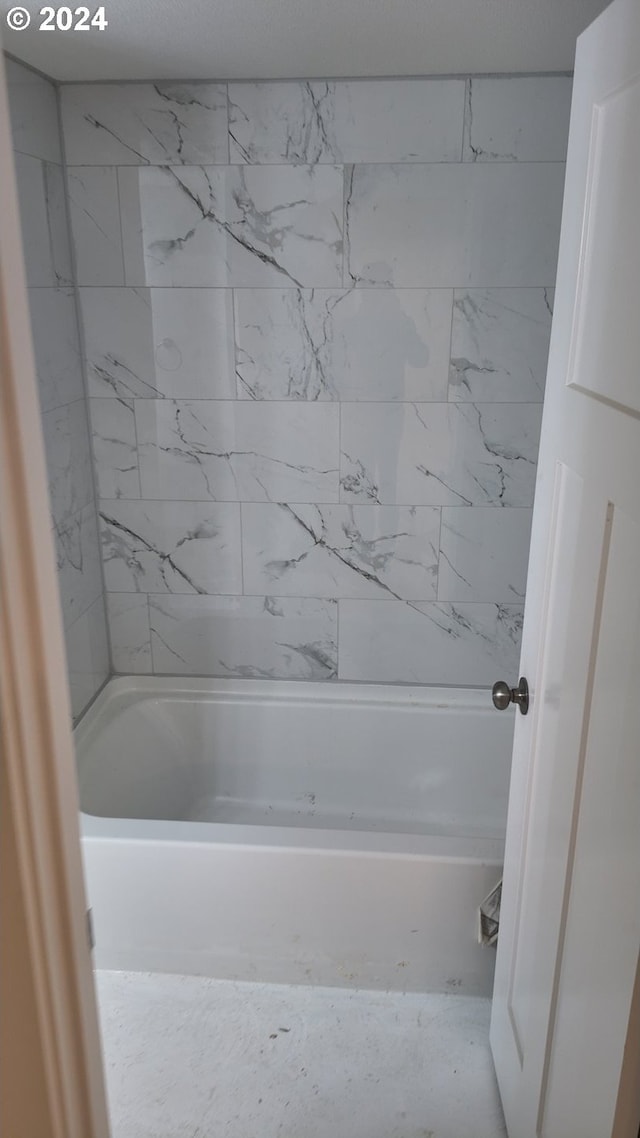 bathroom featuring tiled shower / bath combo