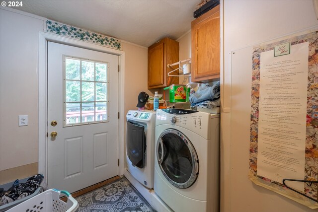 full bathroom with shower / tub combo with curtain, vanity, toilet, and vaulted ceiling