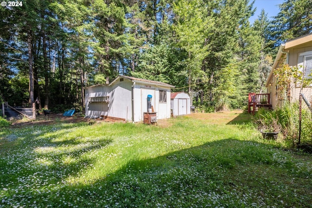 view of yard with a storage unit