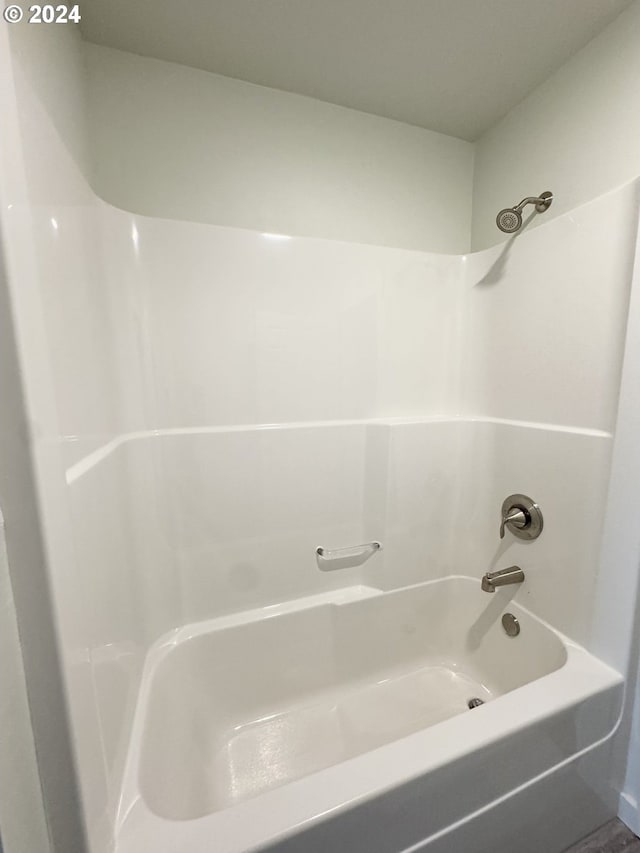 bathroom with tub / shower combination