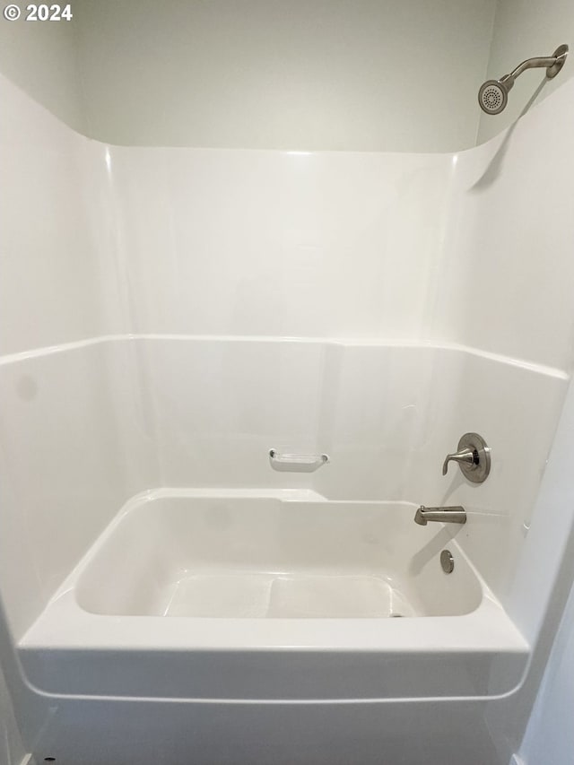 bathroom with tub / shower combination